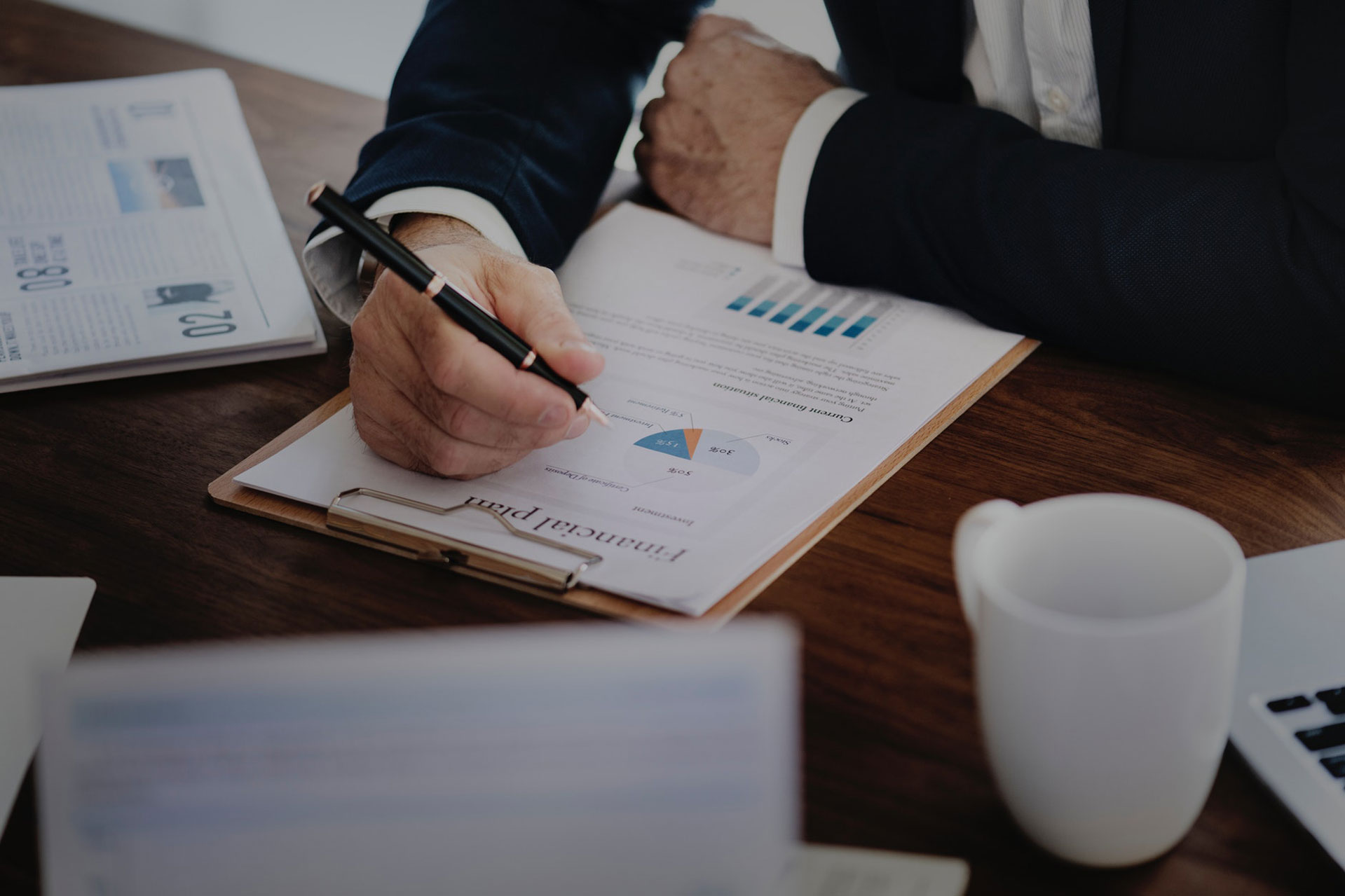 Mann fyller ut skjema hos advokat