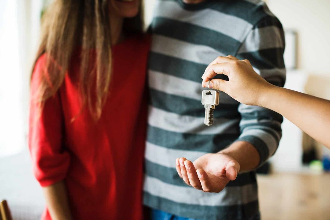 Par får nøkler til nytt hus